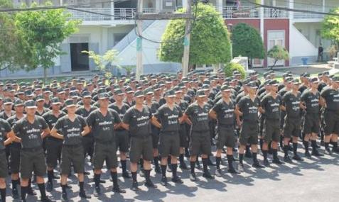 根据泰国法律，凡满21岁的适龄男青年，包括变性人都要向征兵单位报到。所有适龄服役男青年将参加一次抽签活动，抽中意味着当年必须服役。