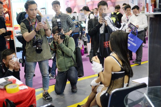 4月14日，一年一度的上海“成人展”在上海跨国采购会展中心开幕，吸引了诸多成人用品经销商和市民前来观展，现场有日本女优助阵，异常火爆。摄影：赖鑫琳