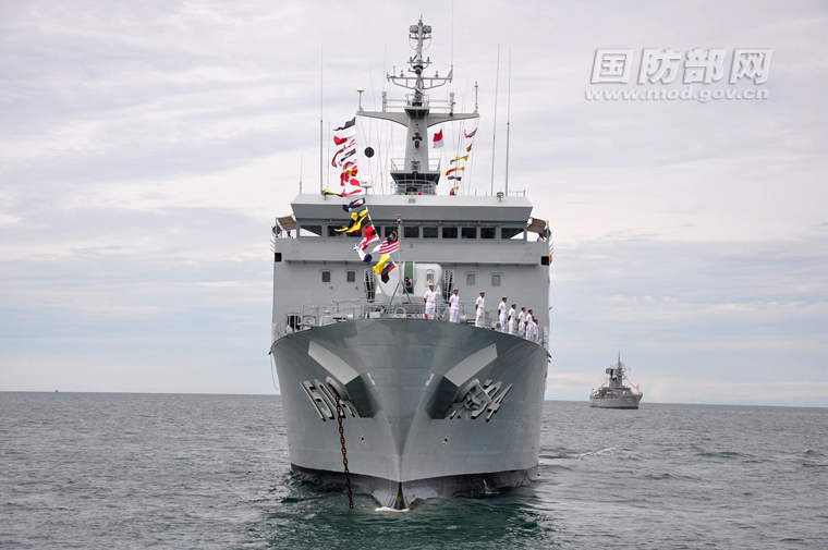 中国海军导弹护卫舰潍坊舰参加印尼国际阅舰式.胡善敏摄
