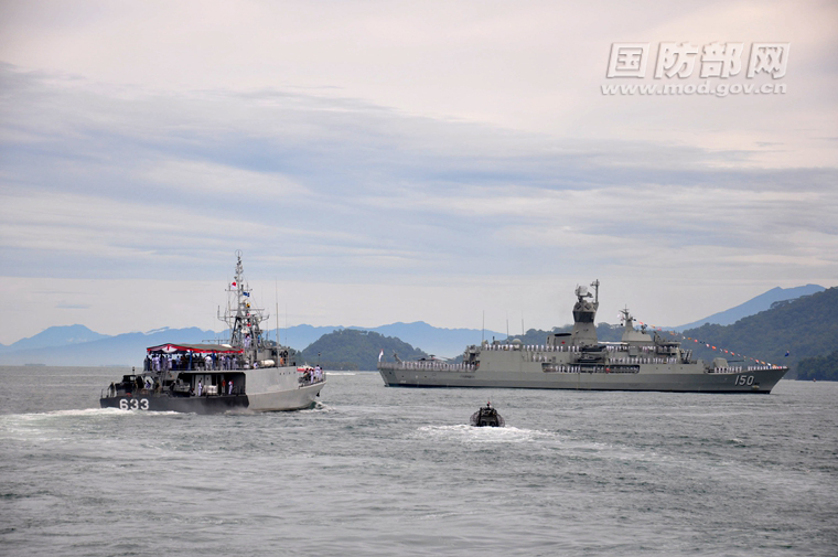 中国海军导弹护卫舰潍坊舰参加印尼国际阅舰式.胡善敏摄