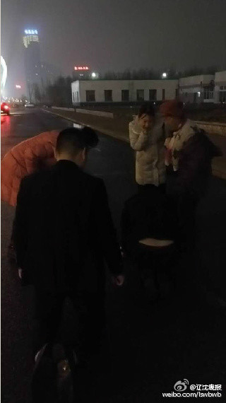 从佟密斯其时拍的相片来看,即便是路面上有积水,也没有阻挠住这名女子匍匐。佟密斯有些迷惑,“那你为何要爬呢?”匍匐女子示意,本人是一家训练公司的担任人,由于功绩欠好,正在用这种办法惩办本人。