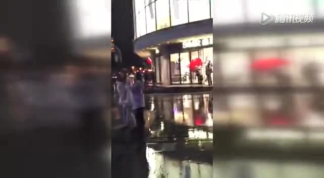 辽宁联胜状师业务所状师章学峰示意,公司不得以任何理由进犯劳作者的人身权力,若是欺压职员当街跪爬,就有羞辱劳作者的怀疑。依据《劳作法》关联规则,用人单元有羞辱、体罚、殴伤、不法搜寻和拘禁劳作者的,由公安构造对职责职员处以十五日如下扣留、罚款或许正告。若是组成犯法的话,还要对职责职员依法查究刑事义务。固然,若是职员是志愿的,就另当别论了。
