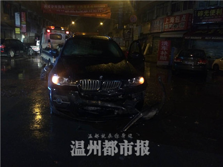 沈阳女子雨夜跪爬 一路跪爬2小时只为生计