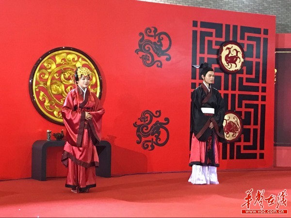长沙再现16岁辛追与利苍湘绣大婚嫁衣全场越狱将军(组图)抗战剧惊艳边火图片