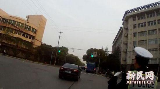 车辆闯卡瞬间。警方供图