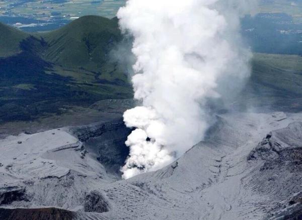 日本强震致活火山小规模喷发 气象厅吁民众警