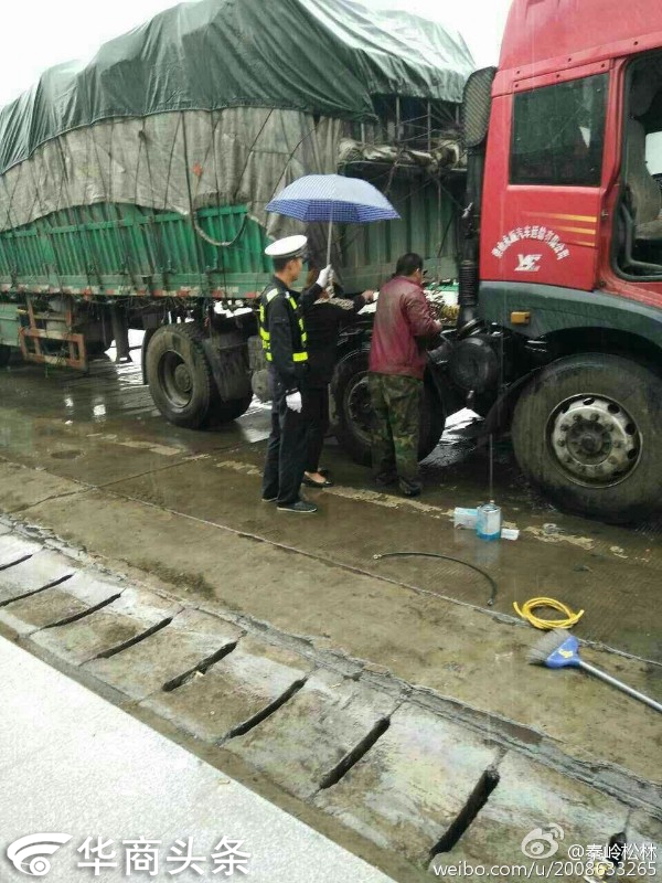 第一组,大货车司机冒雨修车,执勤交警主动帮他撑伞.