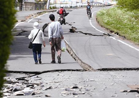 昨日,熊本县益城町,人们行走在遭地震损毁的街道上