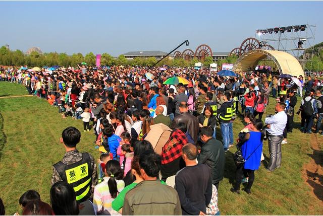 四月十六日,中国·嵖岈山2016国际山地运动暨西游文化节盛大开幕.