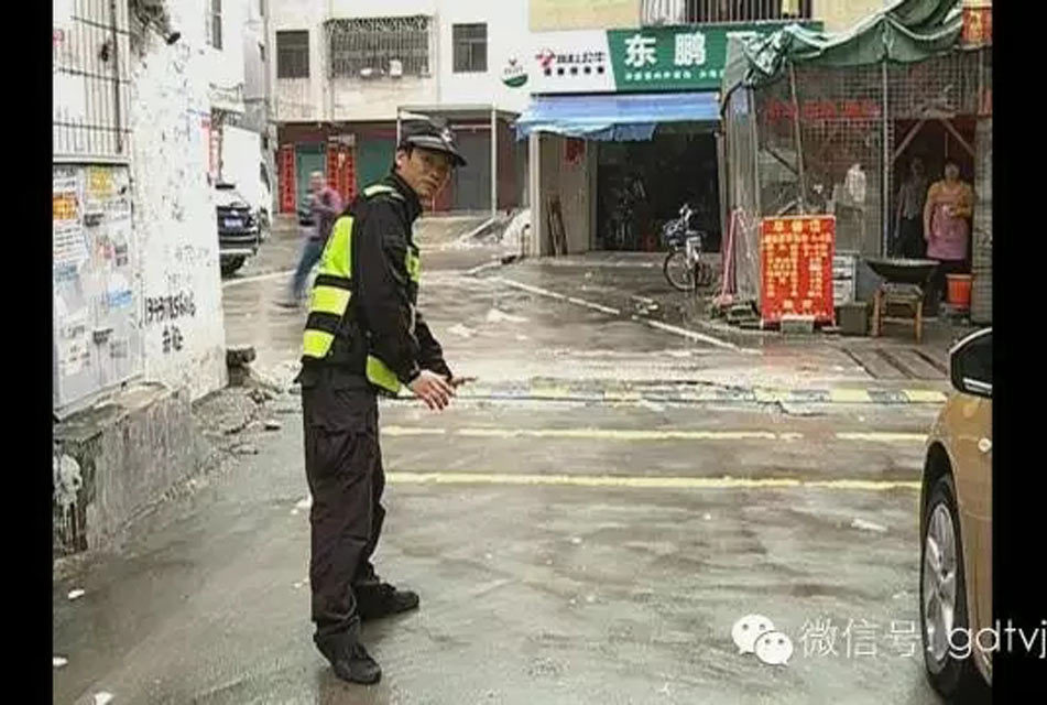 深圳龙岗派出所巡防队员李增湖说:“我就先扑上去了,队友旁边帮忙,把他按倒在地。大块头的劫匪被扑倒后博命挣扎,好在围观群众挺身帮忙制服了他,并将怀内的“手枪”搜出来,原来只是一把仿真枪。”