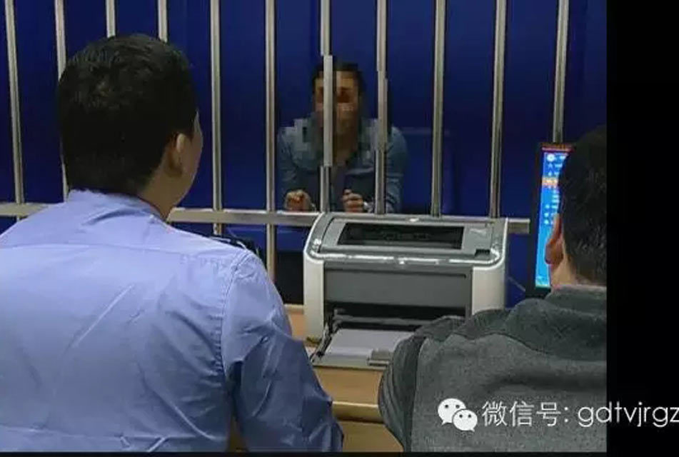 在龙岗派出所里,记者见到了犯罪嫌疑人谢某,他来自四川,今年才28岁,嫌打工太辛苦,于是就想到了在银行门口打劫。“她就把钱放在她的车篮子里面,然后她就开自行车的锁,她就没发现我,然后我就开始提了她的挎包就走了。”谢某说,想不到女事主一喊救命,这么多群众出手帮忙,他于是拿出在老家买的仿真枪。结果还是逃不掉。而对于自己落网,谢某倒是乐观,说“一切都在自己计划之内”。