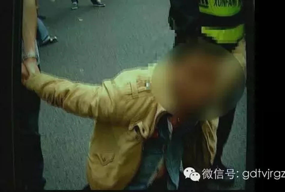 谢某说:“我本来就想进来坐牢的嘛。我抢钱的目的就是为了进来,因为在里面不用干活有吃有住,没什么不好啊。谢某想坐牢并非气话,他还说深圳是他千挑万选才选中的好地方。深圳,我喜欢深圳这个城市。我就想在深圳坐牢,我不想回家。”目前,犯罪嫌疑人谢某已被警方依法刑拘。