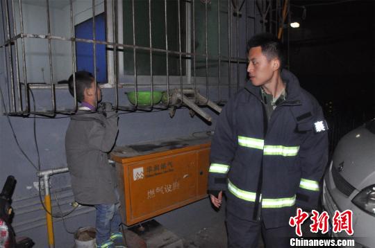 男孩头部被卡在一楼防盗窗缝隙之中