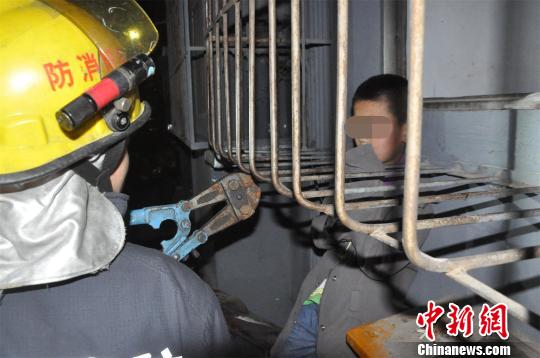 男孩头部被卡在一楼防盗窗缝隙之中