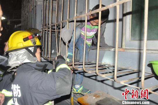 男孩头部被卡在一楼防盗窗缝隙之中