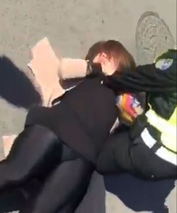 男子被按倒在地(视频截图)