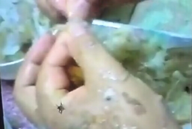 这名女士在剥虾的时候,发现每个虾头和虾的腹部,竟然都藏着一团团的胶状物质,用手指轻轻一挤就滑出来了,这位女士一边剥虾,一边把这些胶状物贴在手背上,才剥了一盘虾的工夫,整个手背就全贴满了这些不明来历的胶状物。