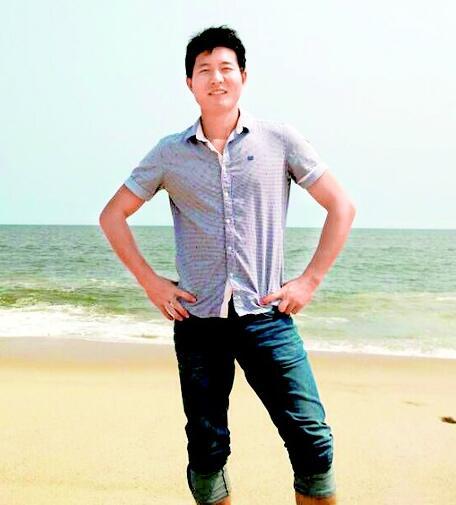 图为:刘明在大西洋边留影