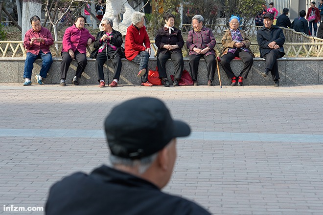 人口老龄化高峰_青岛2035年将现人口老龄化高峰 三人中有一老人