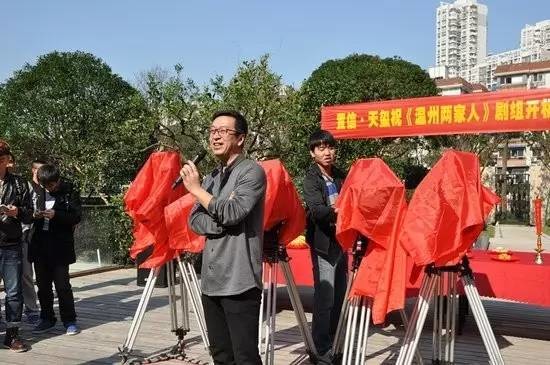 剧组开机为什么摄像机要盖红布?
