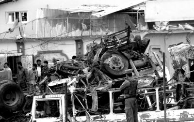 4月19日，阿富汗安全人员在爆炸现场察看。新华社发