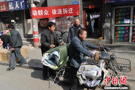 资料图：山西太原，民众从即将拆迁改造的地段搬家撤离。韦亮 摄