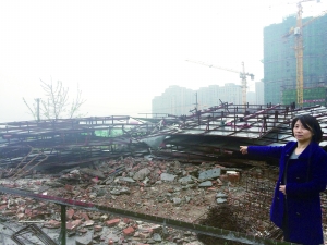施密斯家地点地已是一片废墟 (小图为本来的三层小楼)
