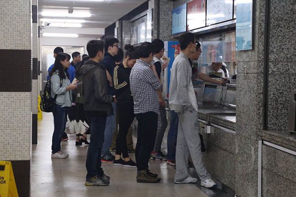 同济大学饮食办理中心主任富琴军通知磅礴新闻记者,4月15日晚,同济大排档在本部西苑底楼(里外皆可)正式开端停业。此种餐饮形式为上海市高校原创,“之以是开校园大排档首要是门生需求、当局需求,门生晚自修完毕后肚子饿了就会去吃夜消,以是这些年同济校外周边开出了上百家‘暗中操持’,既不清洁,价钱又贵,以是咱们指望经过供给价钱优惠、洁净清洁的特征大排档美食把门生都吸发出黉舍就餐,不去吃黑料。”