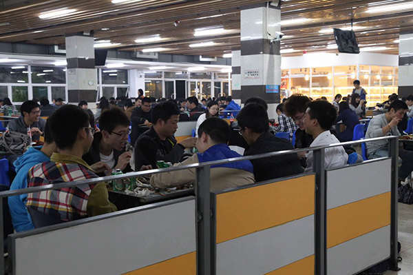 同济大排档天天停业时刻为19时-23时,供给的菜品有上百种,冷菜、四川卤味、麻辣烫、炒菜、烧烤等菜色包罗万象,酒水、饮料等也有很多挑选。从菜单来看,价钱跟校皮毛比也至关实惠,如一份秋刀鱼、小黄鱼的价钱别离为6元和3元,椒盐排条一份10元,一份毛血旺为22元。