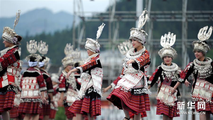(1)4月20日,苗族群众在姊妹节开幕式上表演舞蹈《祭祀.