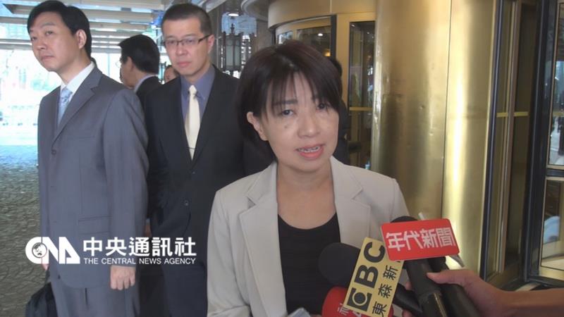 台湾洽谈团团长、台“法务部国际及两岸法令司长”陈文琪本日上午动身前承受台媒采访(图像来自“中心社”)