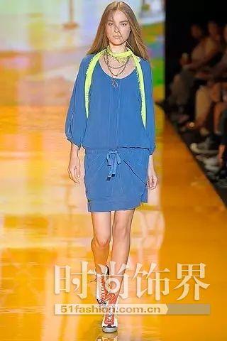(组图),美女丝绸丝巾捆裹男,丝巾搭配衣服技巧,大丝巾怎么围成衣服图