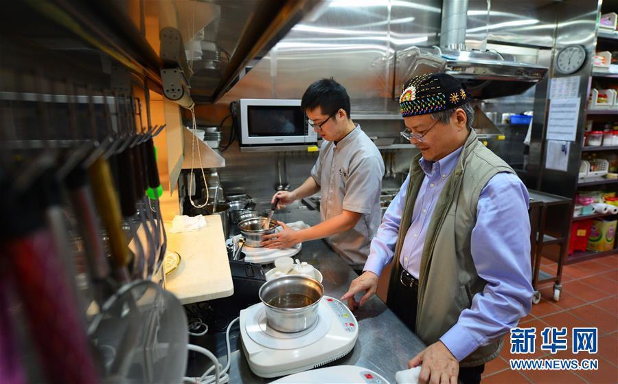 在位于台北市民权东路的“牛爸爸”牛肉面店里，老板王聪源（右）和儿子王尹奇（左）在制作一碗2000元的牛肉面（4月19日摄）。新华社记者魏培全摄