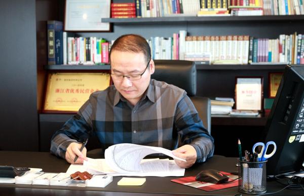媒体:望洲财富公告董事长杨卫国卷款10亿失联