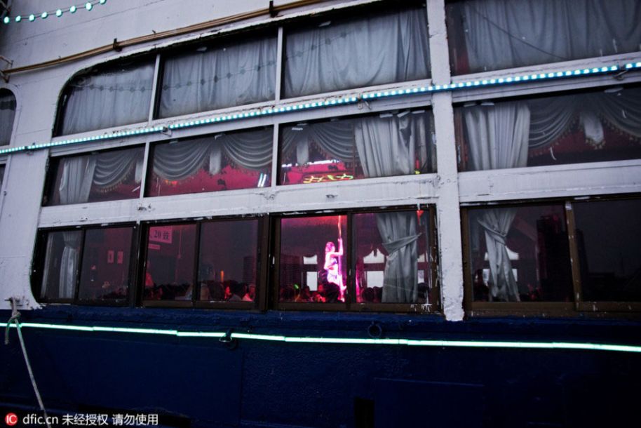泰国芭提雅,东方公主号游轮上的人妖表演,只需要20泰铢(约合4元人民币