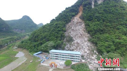 融安发生山体塌方 一所小学被压垮广西贵港发
