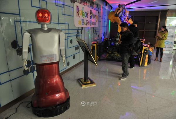 资料图片：安徽合肥“机器人总动员”餐厅。