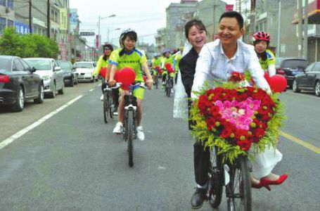 没有排成一溜的豪车，也没有嘈杂的鞭炮声，4月20日，安康一对新人举办了一场绿色健康的“自行车婚礼”。新郎骑着系有自行车，在20余位骑友陪伴下娶回新娘，引来不少居民驻足围观。