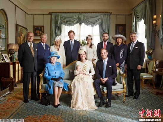 资料图：英国王室成员与凯特王妃一家人的官方合照，凯特王妃怀抱乔治王子，坐在正中间。