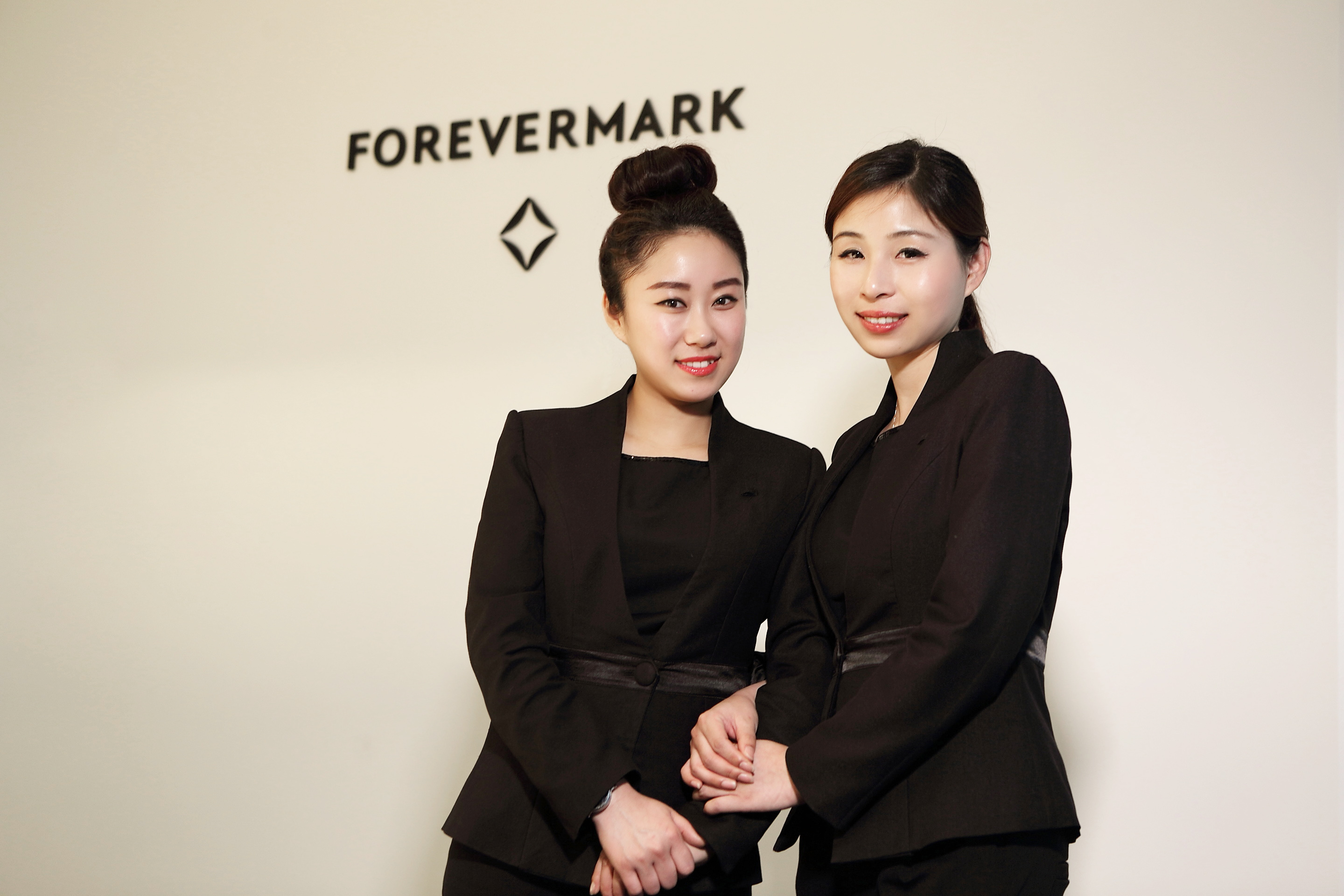 潮宏基销售精英顾小燕,高新盼接受forevermark 永恒印记访问