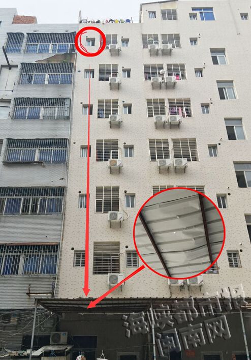 小男孩那是從圖中畫圓圈的窗戶掉上去的,落在一樓雨棚上,雨棚被砸出一個凹槽