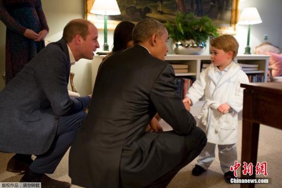当地时间2016年4月21日，奥巴马抵达伦敦，开始对英国进行为期三天的访问。在经历了繁忙的政治会面和协商后，奥巴马夫妇受邀前往伦敦肯辛顿宫与威廉夫妇进行非正式宴会，以及会见威廉夫妇长子乔治小王子。小王子穿着睡衣和拖鞋，见到奥巴马后表情呆萌，显得有点不知所措。