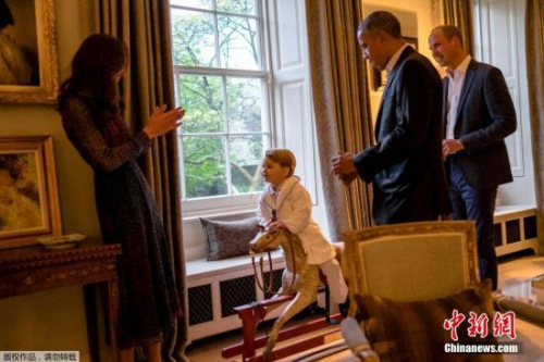 但2岁的乔治小王子十分抢镜，照片中他穿睡衣和奥巴马握手。乔治身穿蓝色格纹睡衣、外罩绣有他名字的睡袍，脚上踩着一双有飞机图案的拖鞋。