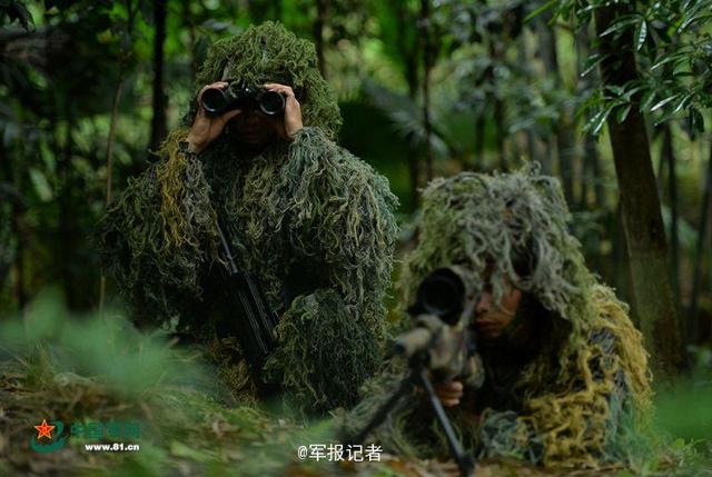 近日，武警重庆总队以近乎实战的标准在某陌生地域开展野外极限综合演练。参训队员开展山林捕歼、武装搜索、涉水奔袭、长途奔袭、战术协同等强度高、实战性强的野外训练课目演练，提高部队在复杂环境下遂行多样化任务的能力。(曹峰 石路)