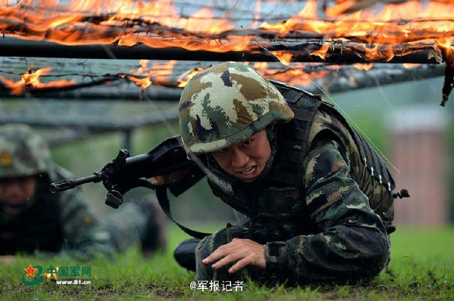 近日，武警重庆总队以近乎实战的标准在某陌生地域开展野外极限综合演练。参训队员开展山林捕歼、武装搜索、涉水奔袭、长途奔袭、战术协同等强度高、实战性强的野外训练课目演练，提高部队在复杂环境下遂行多样化任务的能力。(曹峰 石路)