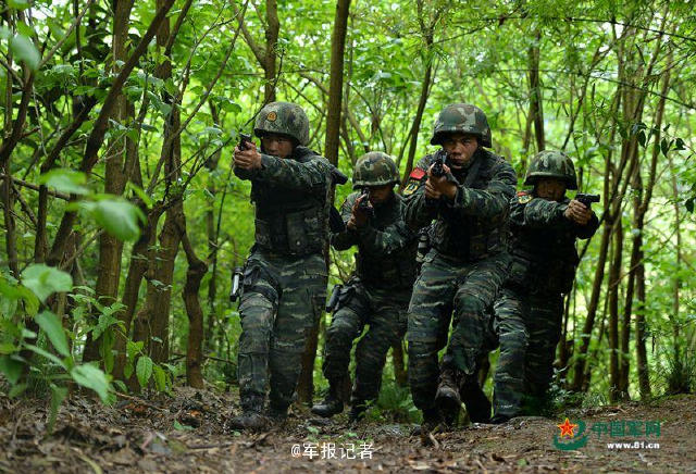 近日，武警重庆总队以近乎实战的标准在某陌生地域开展野外极限综合演练。参训队员开展山林捕歼、武装搜索、涉水奔袭、长途奔袭、战术协同等强度高、实战性强的野外训练课目演练，提高部队在复杂环境下遂行多样化任务的能力。(曹峰 石路)