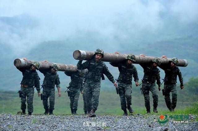 长途奔袭,战术协同等强度高,实战性强的野外训练课目演练,提高部队在