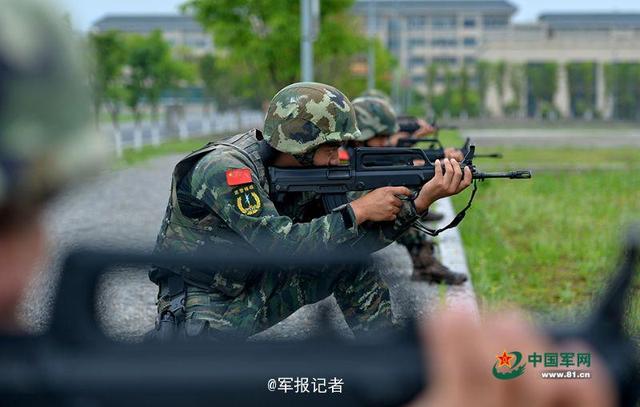 近日，武警重庆总队以近乎实战的标准在某陌生地域开展野外极限综合演练。参训队员开展山林捕歼、武装搜索、涉水奔袭、长途奔袭、战术协同等强度高、实战性强的野外训练课目演练，提高部队在复杂环境下遂行多样化任务的能力。(曹峰 石路)