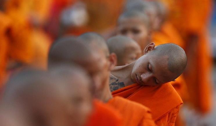 泰国10万僧侣集会接受救济 现场人山人海,人山