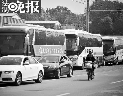 不少旅游大巴停在路边，占据非机动车道本版摄/记者 刘畅